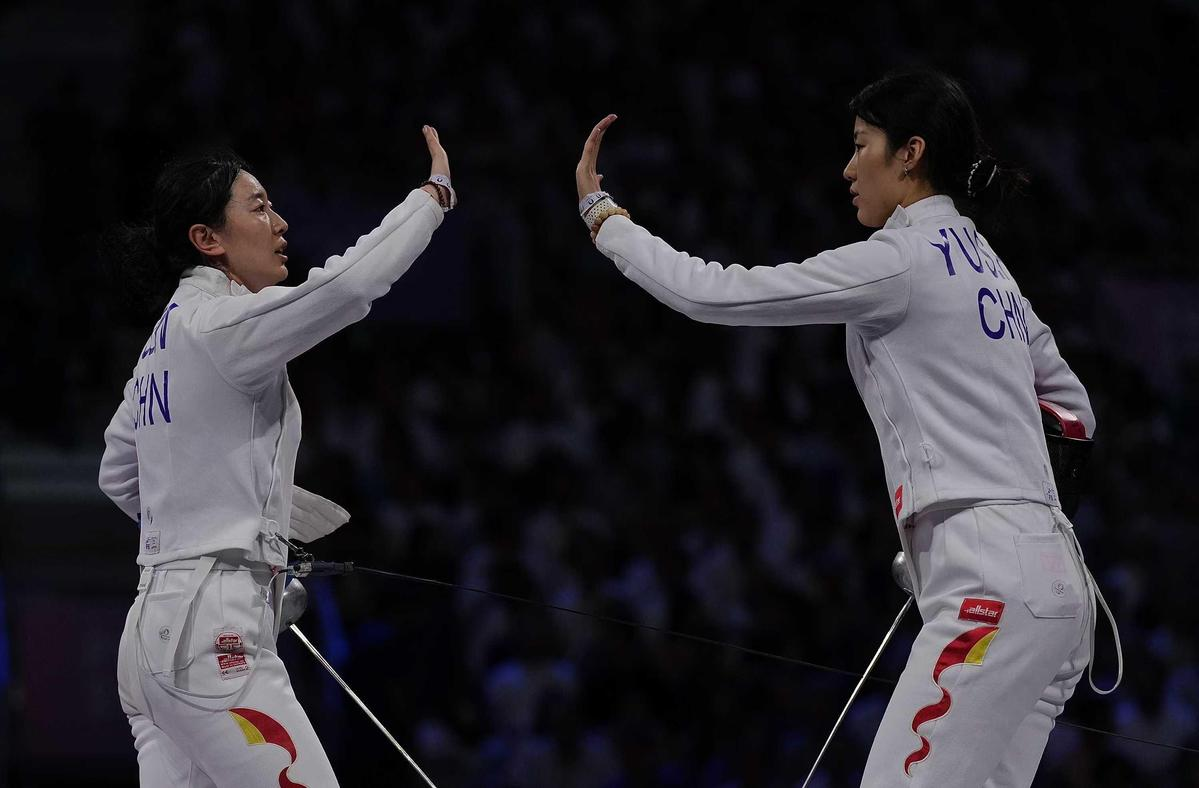 在巴黎奥运会的女子重剑赛场上,中国名将孙一文与日本选手吉村美穗的